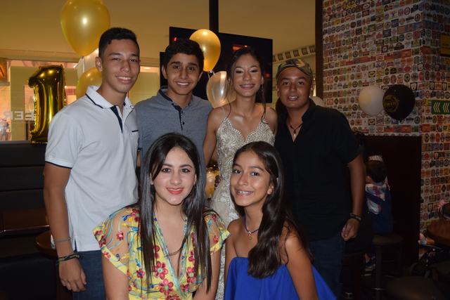 Laura Solano, María José Hermosa, Juan Díaz, Santiago Sánchez, la quinceañera y Juan Camilo Motta.